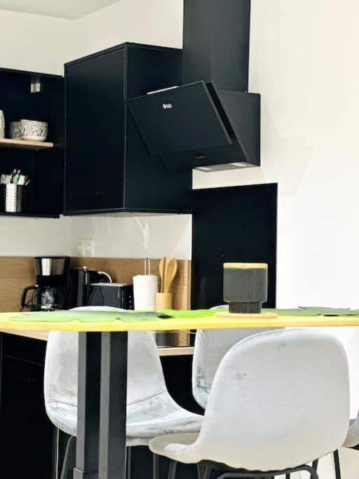 Jungle Appartement Avec Terrasse Laon Luaran gambar