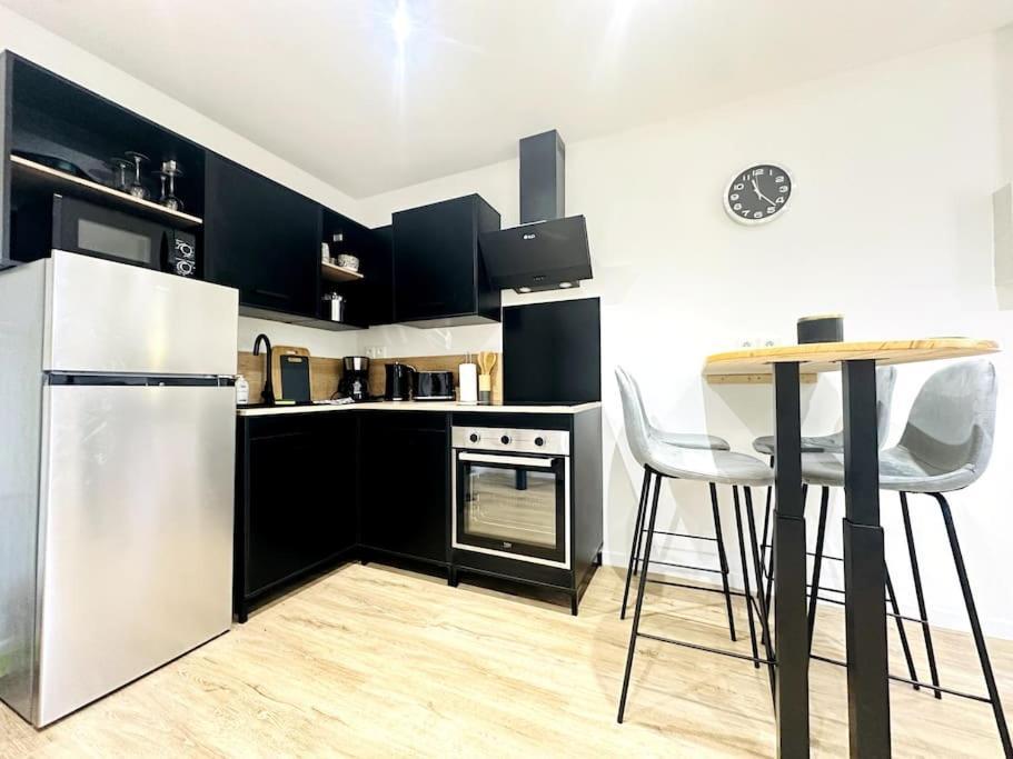 Jungle Appartement Avec Terrasse Laon Luaran gambar