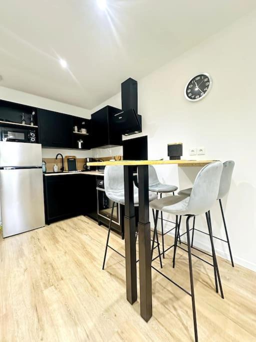 Jungle Appartement Avec Terrasse Laon Luaran gambar