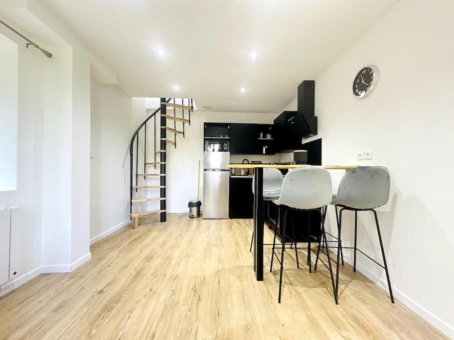 Jungle Appartement Avec Terrasse Laon Luaran gambar